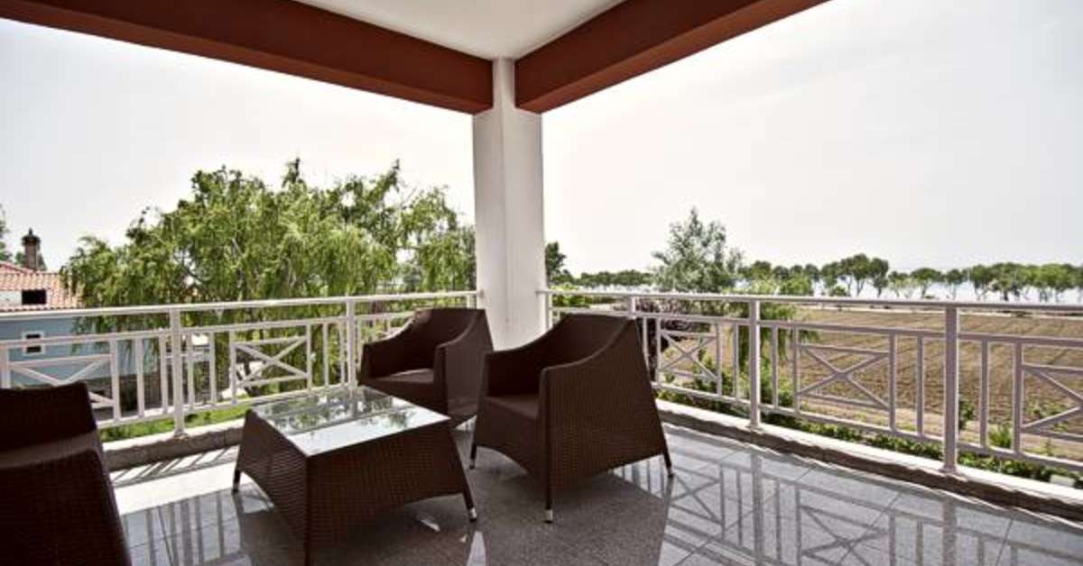 Een foto van het terras bij Kaloni Village