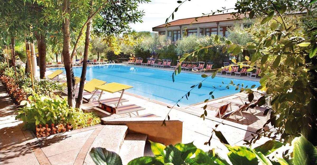 Een foto van het zwembad bij Sporthotel Olimpo