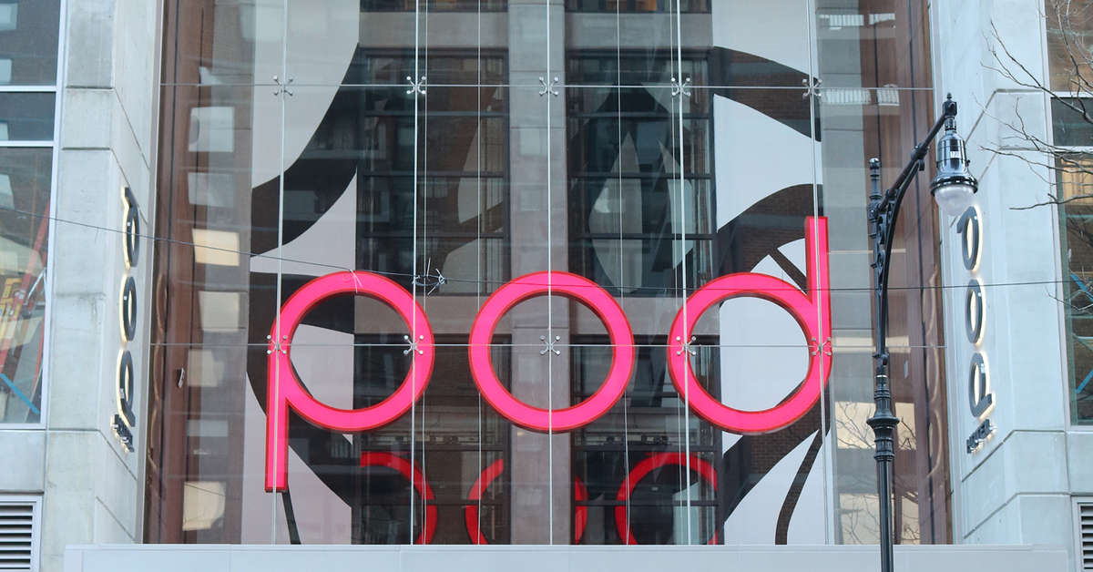 Een foto van de buitenkant van The Pod Times Square