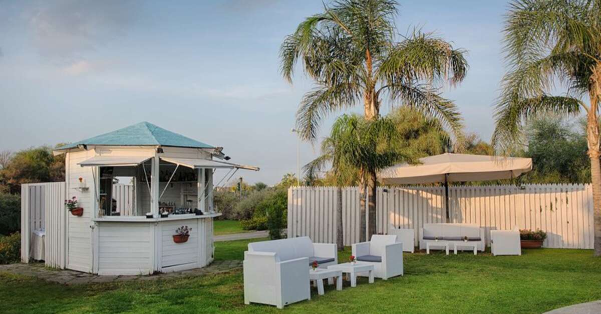 Een foto van het terras bij NH Catania Parco degli Aragonesi