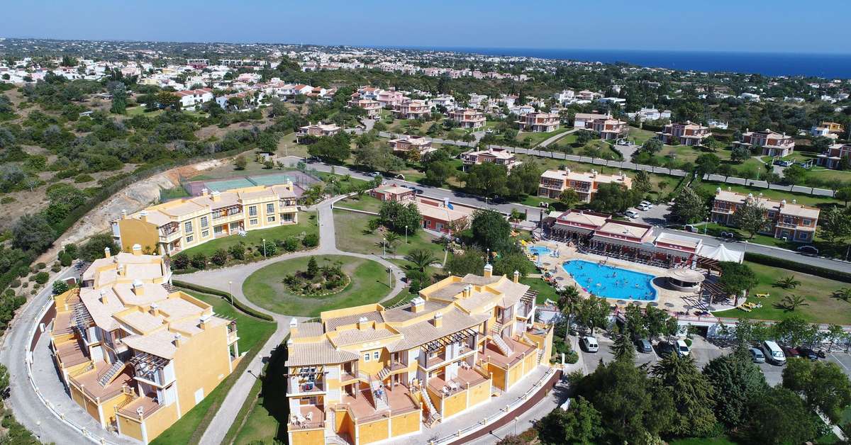 Een foto van de buitenkant van Colina Villas