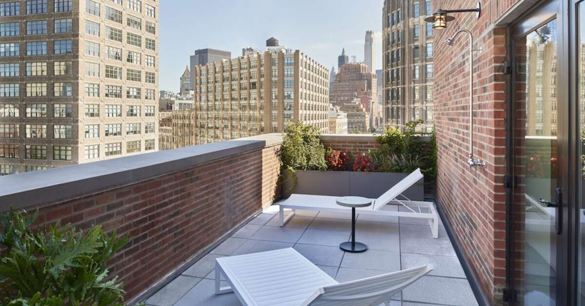 Een foto van het terras bij Arlo SoHo Hotel