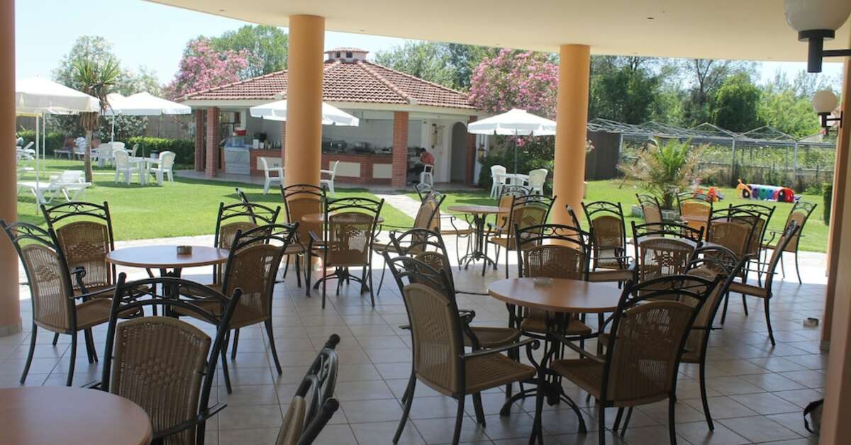 Een foto van het terras bij Hotel Pegasus Corfu