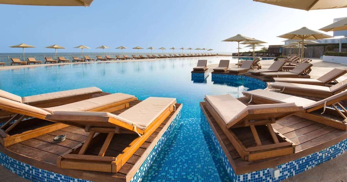Een foto van het zwembad bij The Royal Blue Resort & Spa