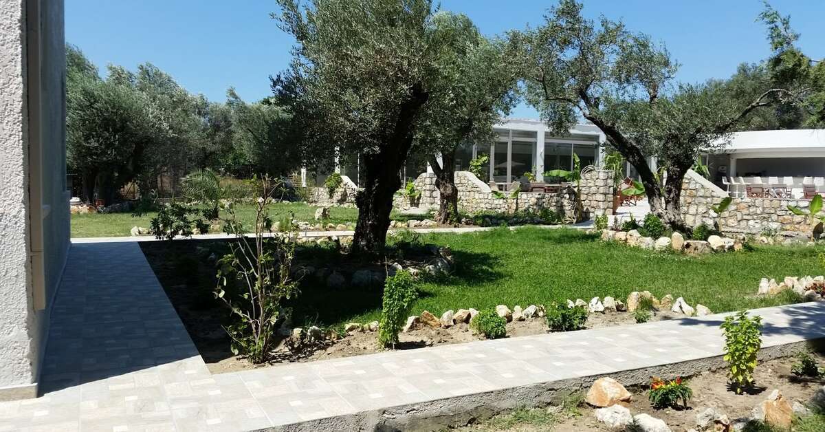 Een foto van het terras bij Saint George Resort Archangelos