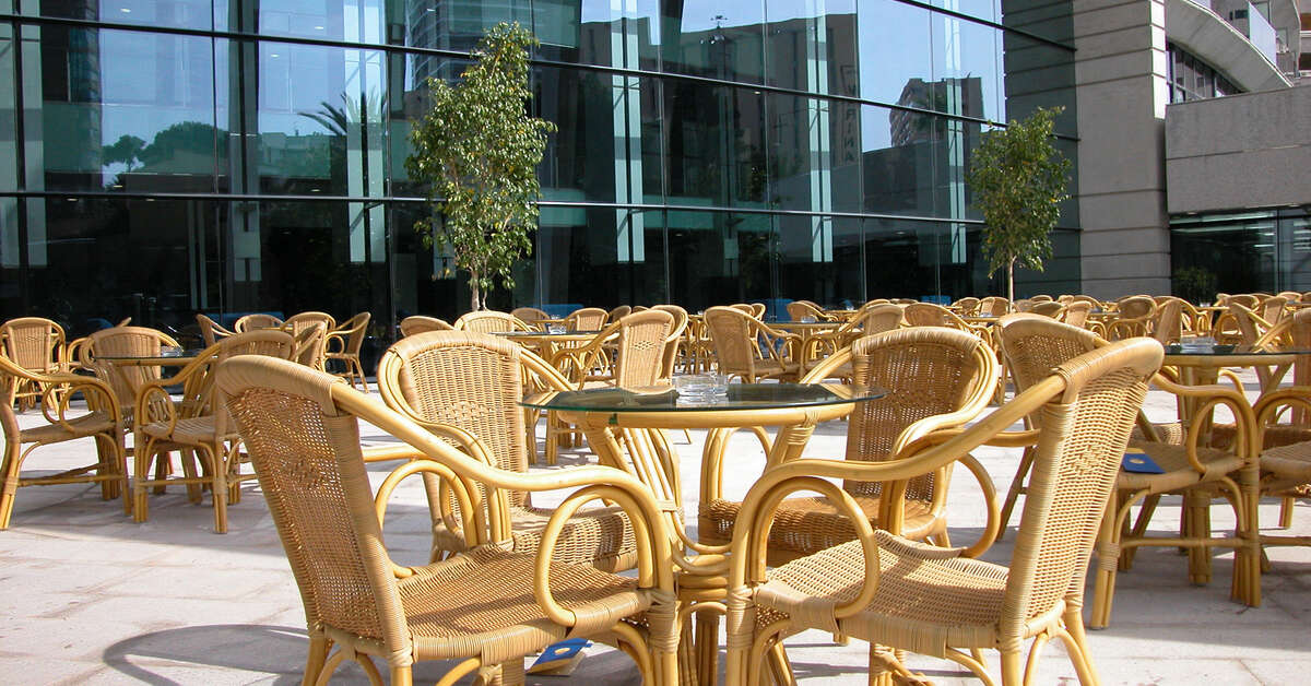 Een foto van het terras bij Gran Hotel Bali