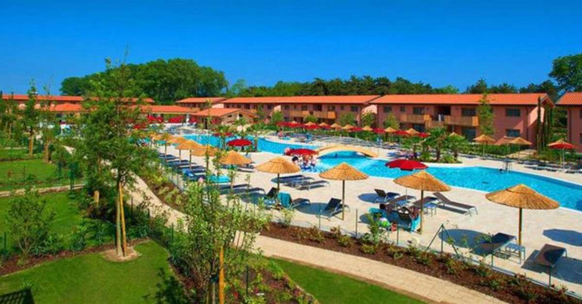 Een foto van het zwembad bij Green Village Resort