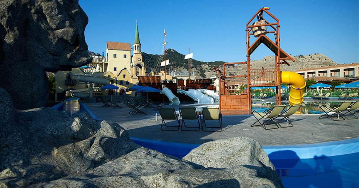 Een foto van het zwembad bij Atlantica Holiday Village Rhodes