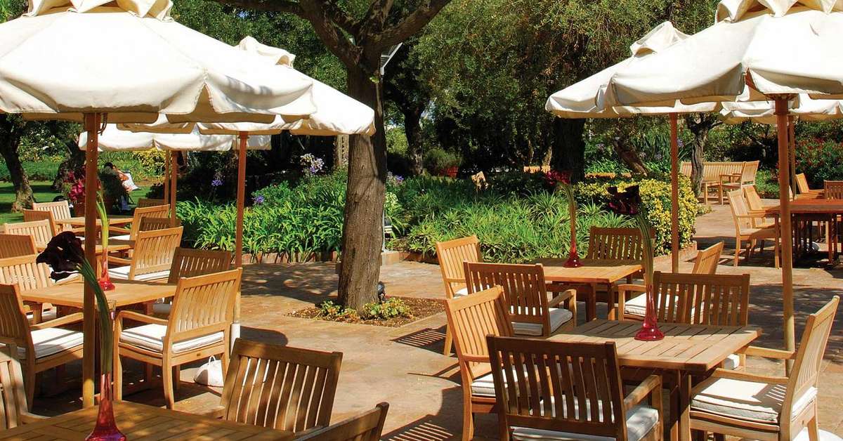 Een foto van het terras bij Hotel Arts Barcelona