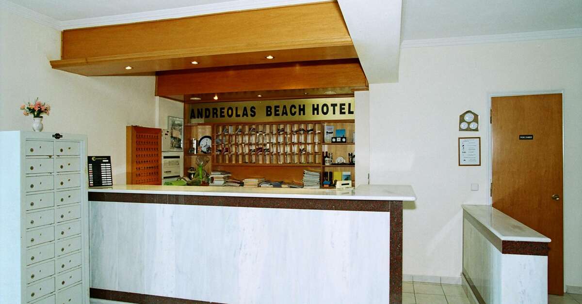 Een foto van het interieur van Andreolas Beach Hotel