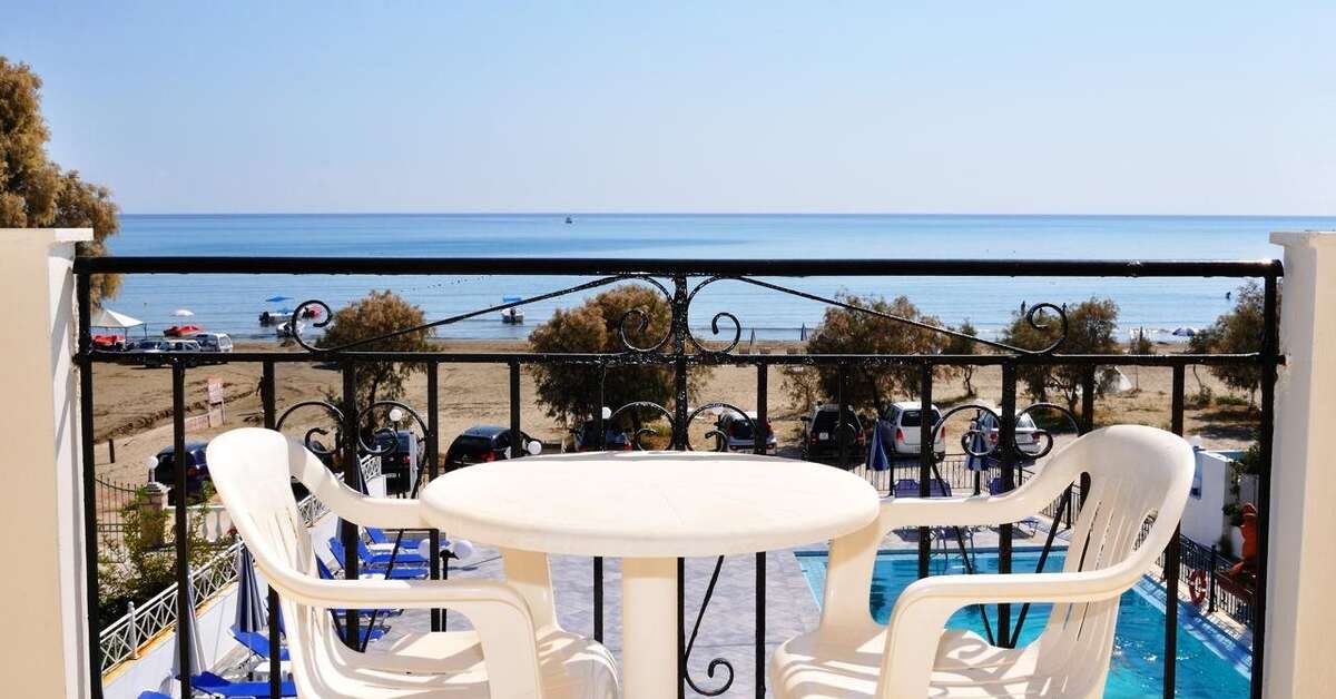 Een foto van het zwembad bij Andreolas Beach Hotel