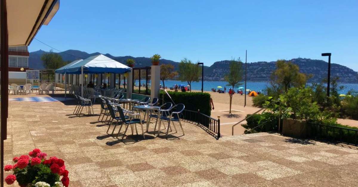 Een foto van het terras bij Hotel Marian Platja