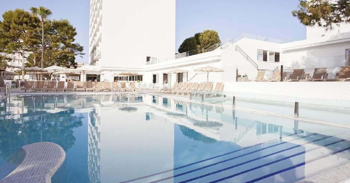 Een foto van het zwembad bij Grupotel Farrutx