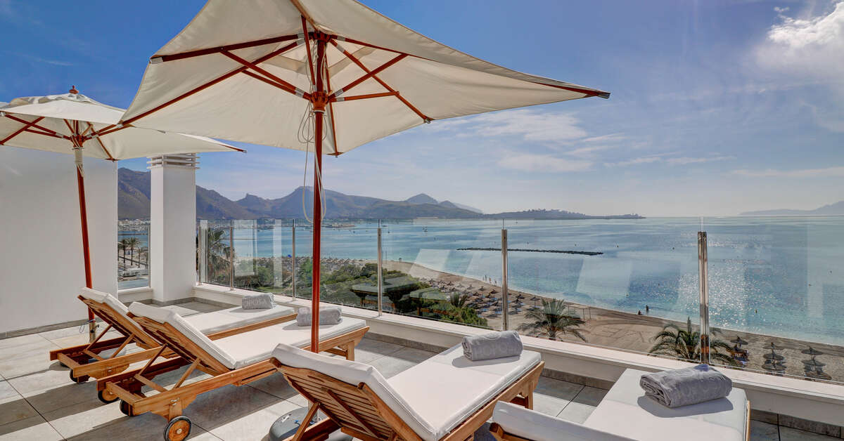 Een foto van het terras bij Hoposa Hotel Pollentia