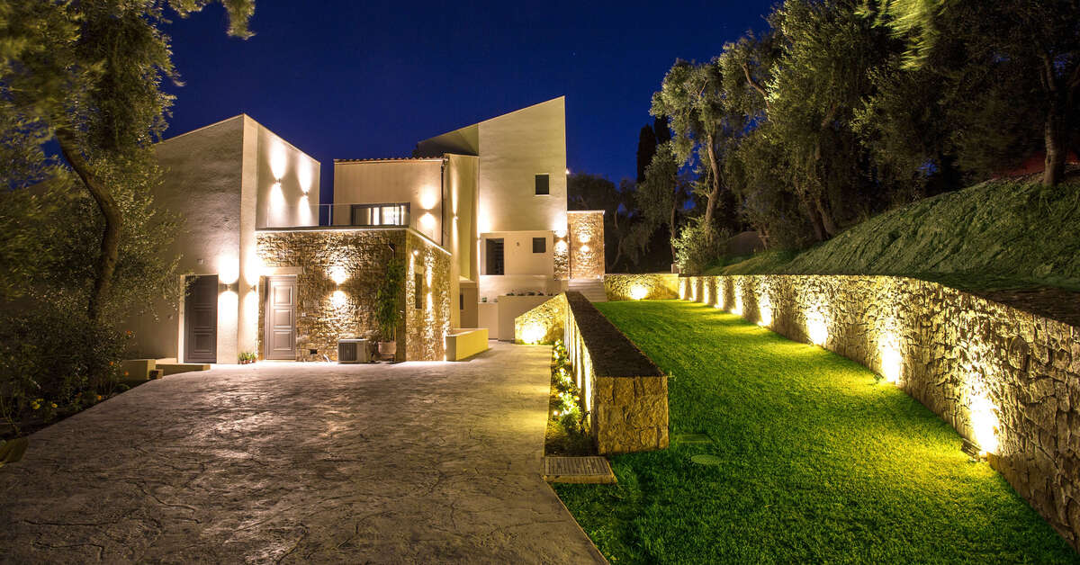 Een foto van de buitenkant van Golden Bay Suites