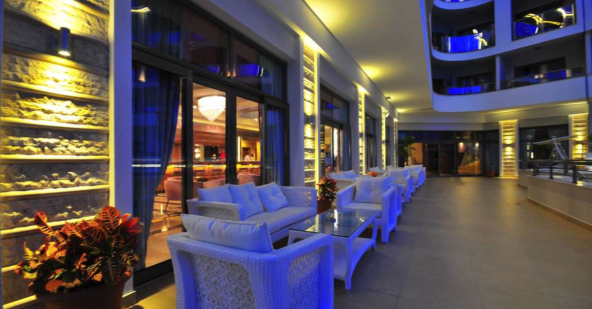 Een foto van het terras bij Hotel Golden Rock Beach