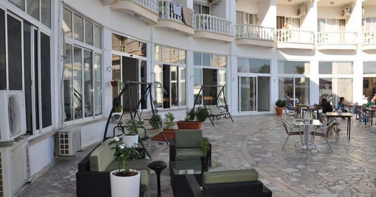 Een foto van het terras bij Hotel Sempati
