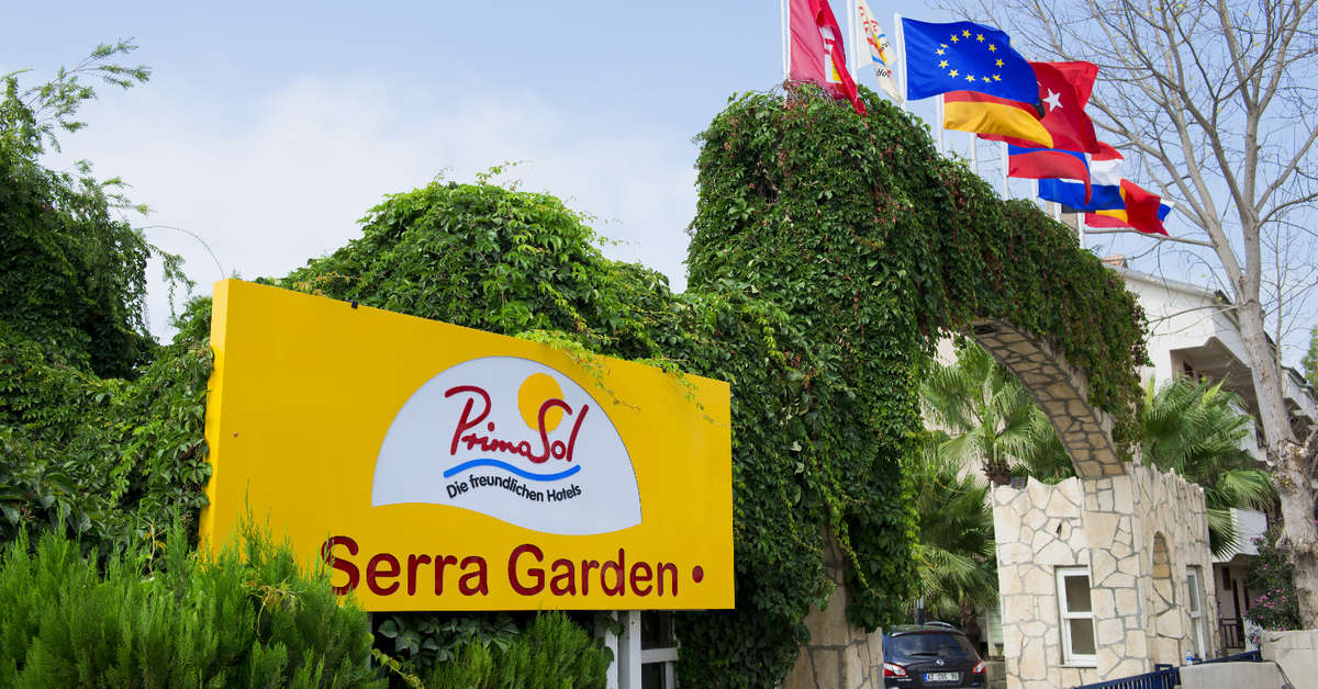 Ein Foto von der Außenansicht des Serra Garden