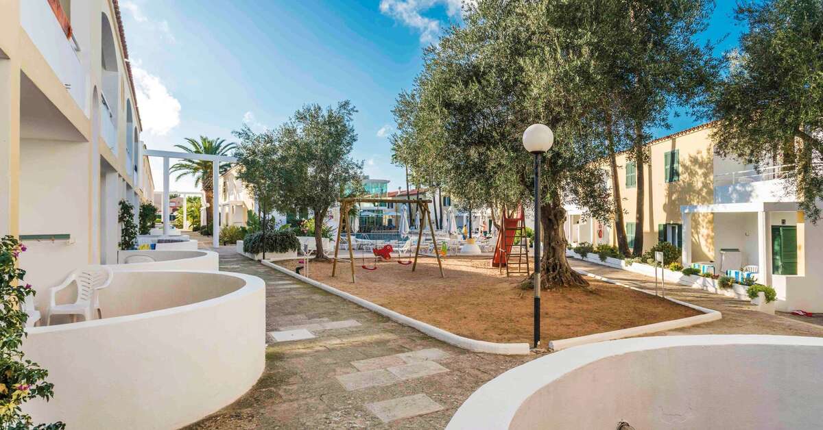 Een foto van de buitenkant van Cales de Ponent Appartementen