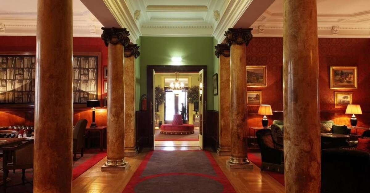 Ein Foto vom Innenbereich im Grande Hotel Do Porto