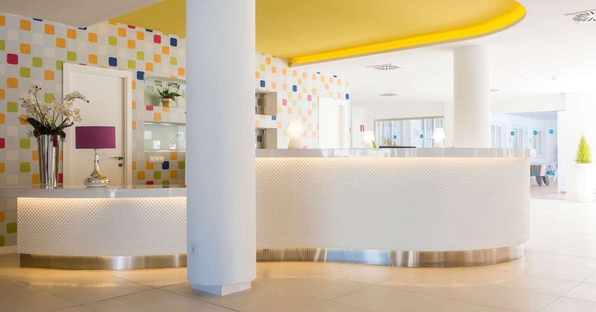 Een foto van het interieur van Anba Romani