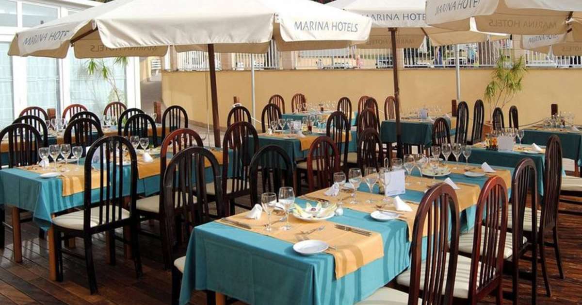 Een foto van het terras bij Ilunion Palmanova Mallorca