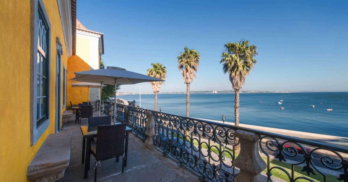 Een foto van het terras bij Vila Gale Collection Palacio dos Arcos