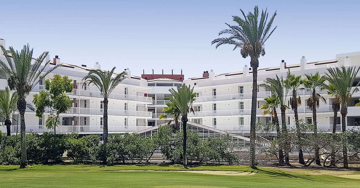Ein Foto von der Außenansicht des Gara Suites Golf & Spa