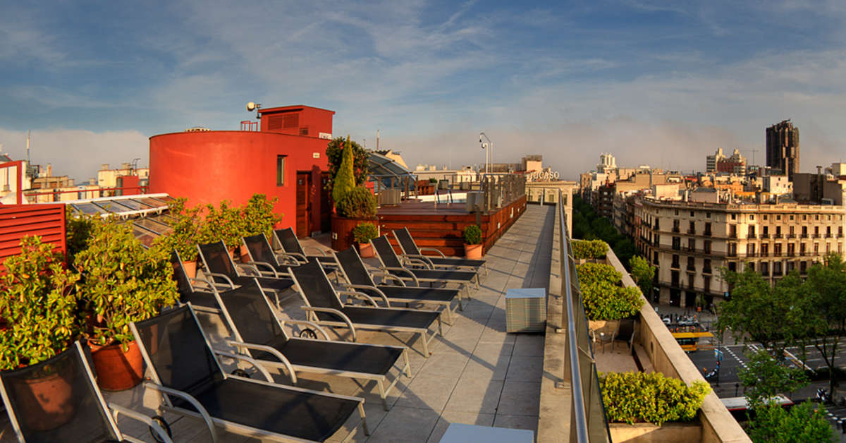 Een foto van het terras bij Silken Gran Havana Hotel