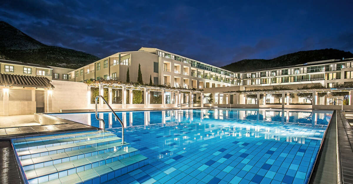 Ein Foto vom Pool im Admiral Grand Hotel