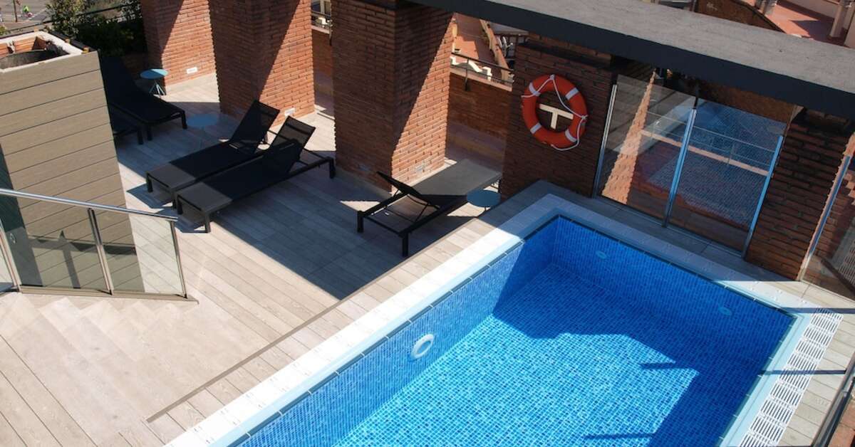 Een foto van het zwembad bij Catalonia Albeniz