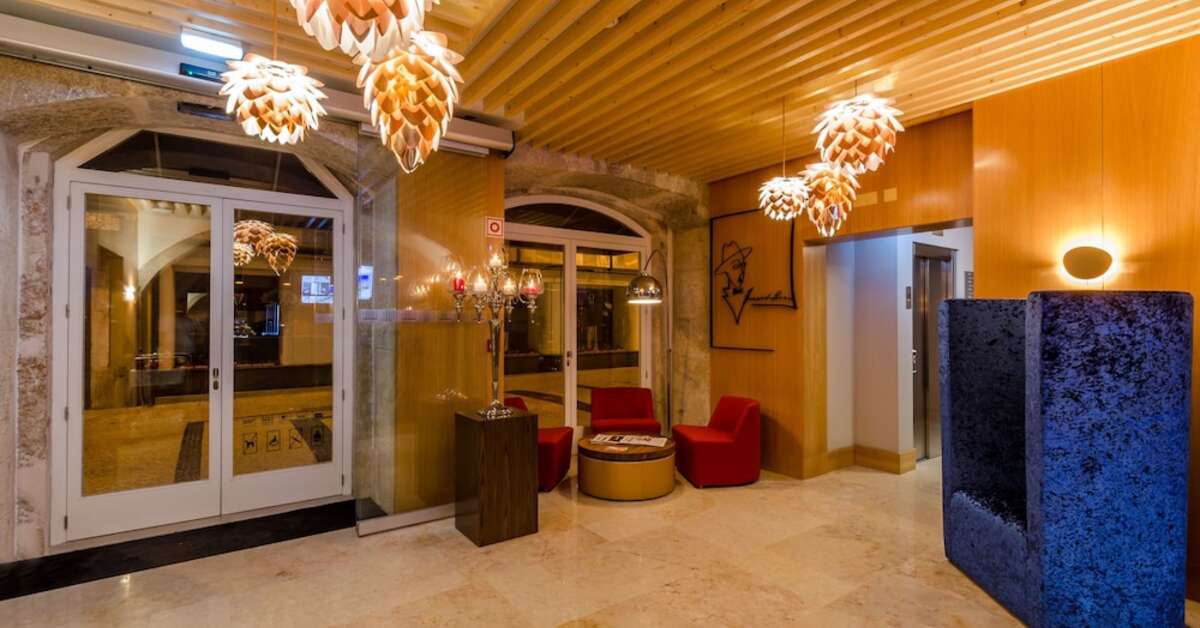 Een foto van het interieur van Behotelisboa