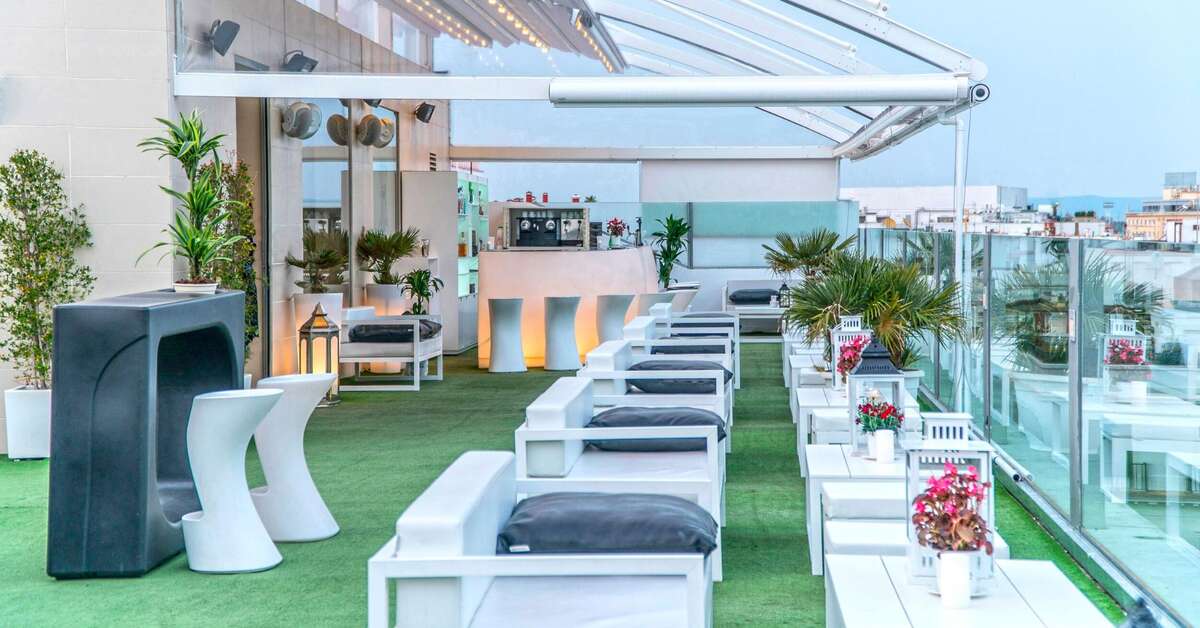 Een foto van het terras bij Hotel Inglaterra