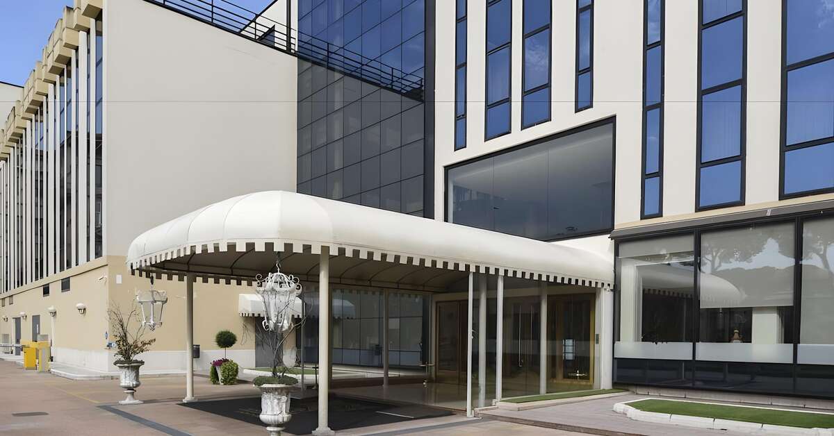 Een foto van de buitenkant van Hotel Leon d'Oro