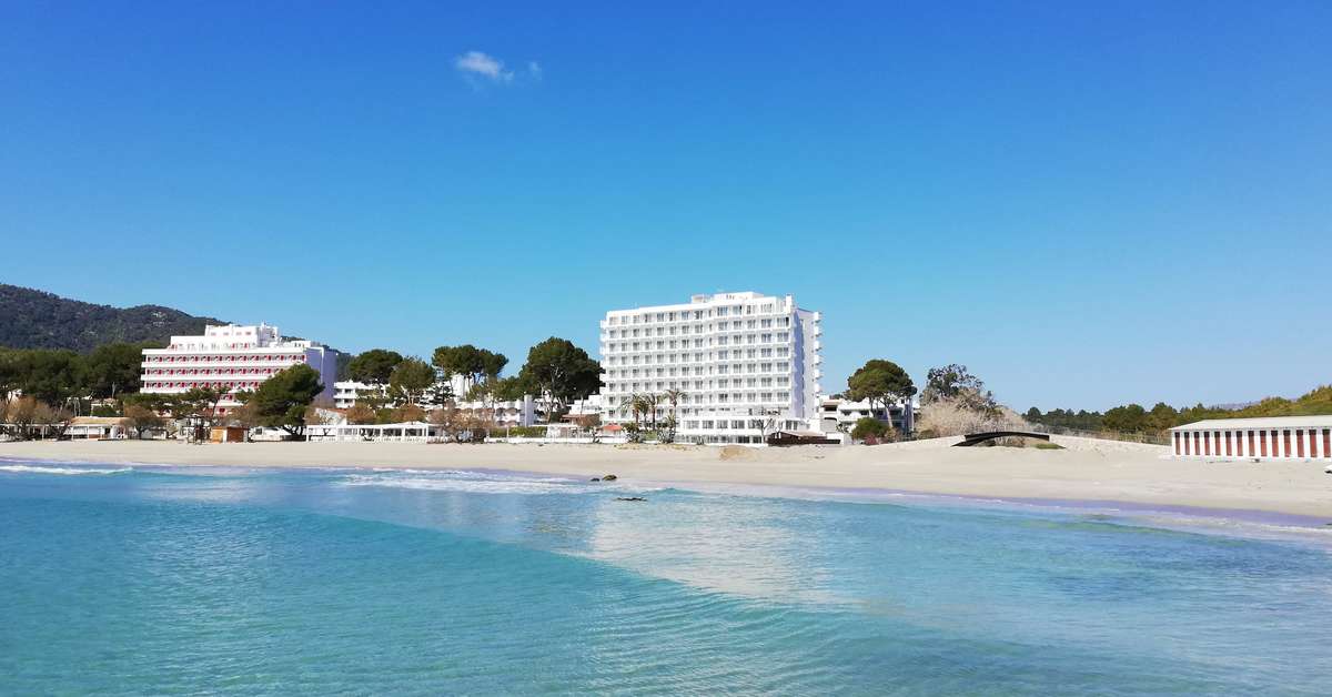 Een foto van het strand bij Universal Hotel Castell Royal