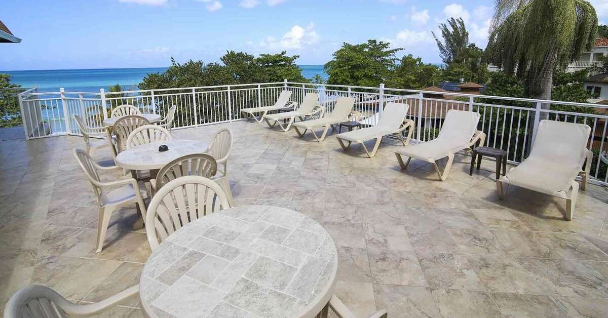 Een foto van het terras bij CocoLaPalm A Seaside Resort