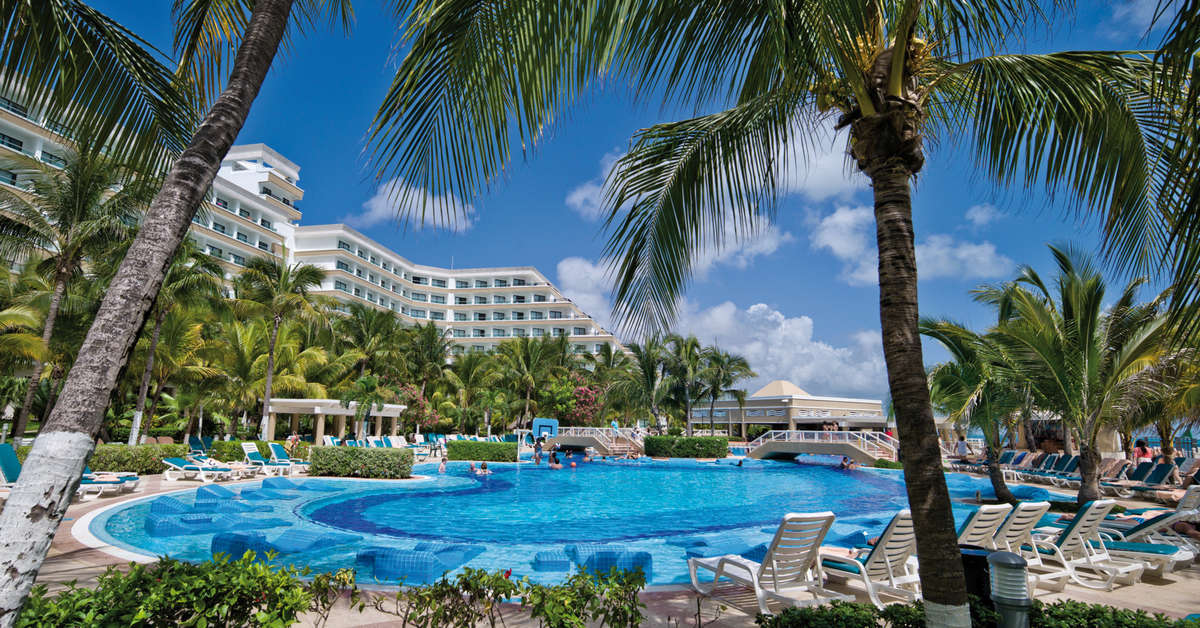 Een foto van het zwembad bij Riu Caribe
