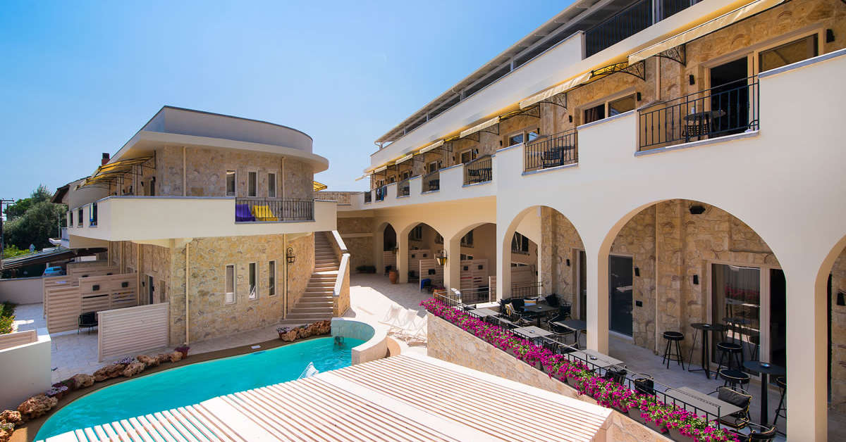 Een foto van het zwembad bij Neikos Mediterraneo Luxury Suites