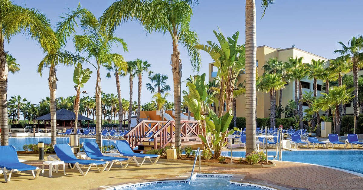 Een foto van het zwembad bij Playamarina Hotel