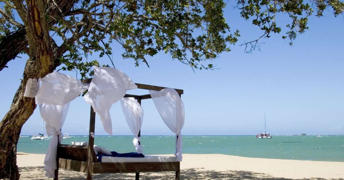 Een foto van het strand bij BlueBay Villas Doradas