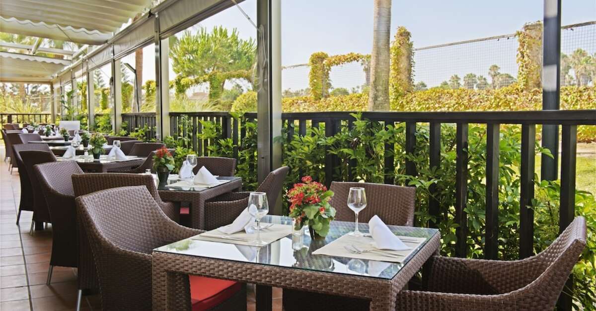 Een foto van het terras bij Elba Costa Ballena Beach & Thalasso Resort