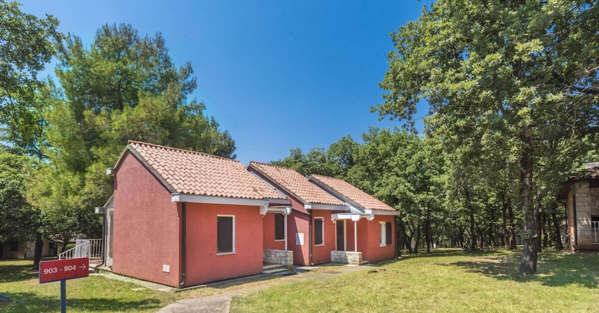 Een foto van de buitenkant van Appartementen Polynesia Plava Laguna