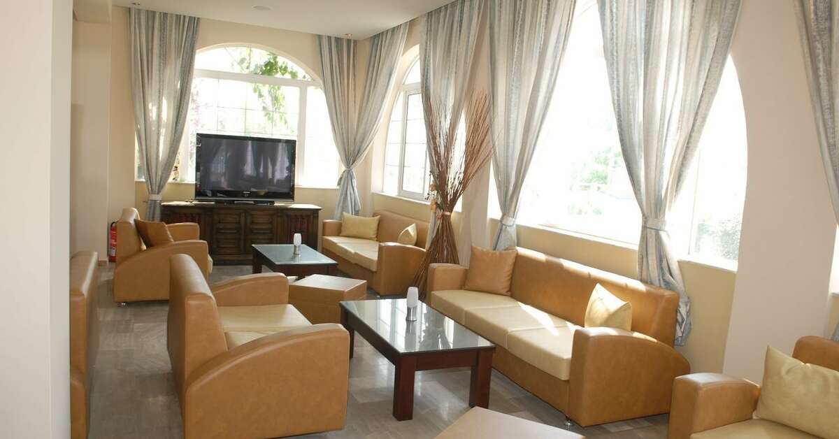 Een foto van het interieur van Sacallis Inn Beach Hotel