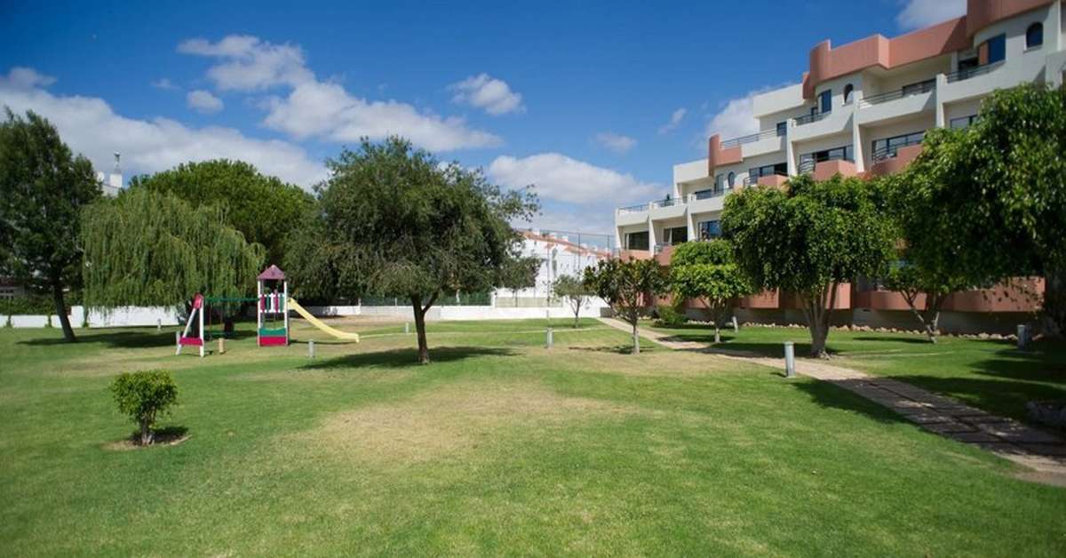 Een foto van het terras bij Grand Muthu Forte da Oura