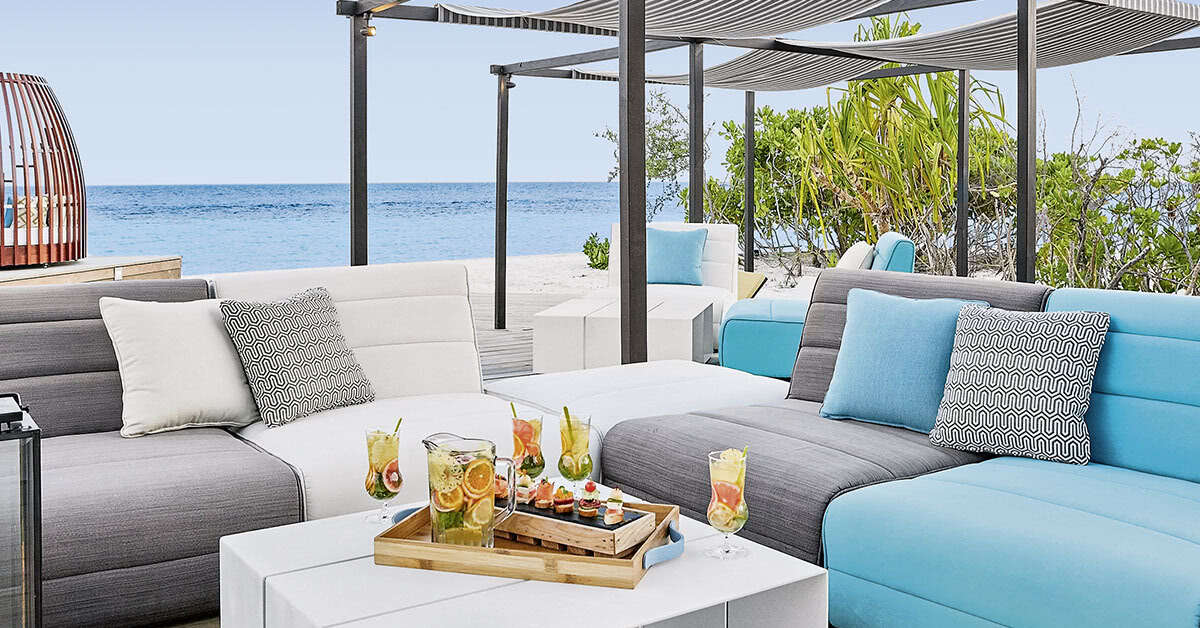 Een foto van het terras bij NH Collection Maldives Havodda Resort