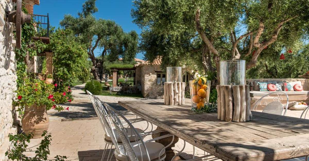 Een foto van het terras bij Paliokaliva Village