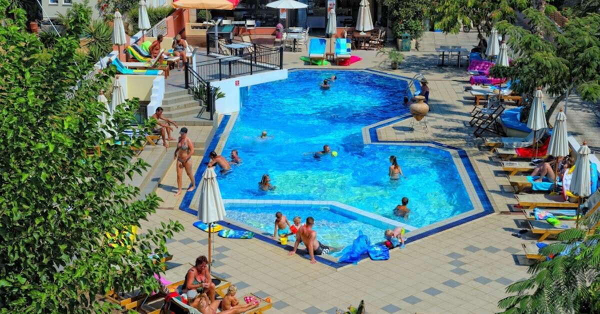 Een foto van het zwembad bij Appartementen Arlekin Tango