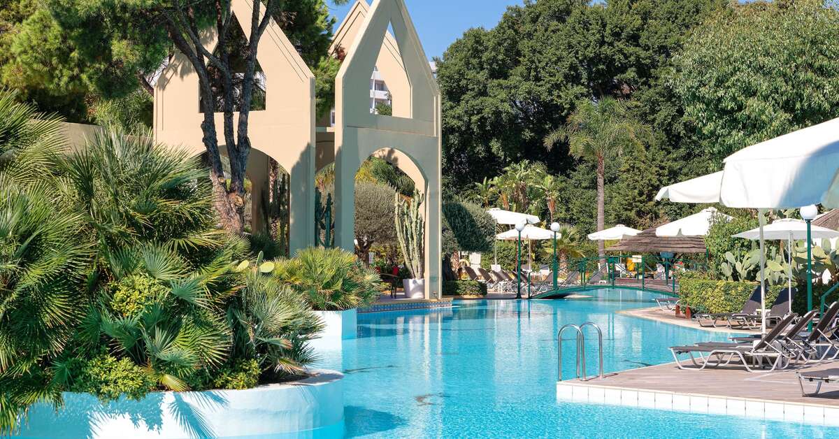 Een foto van het zwembad bij Dionysos Hotel