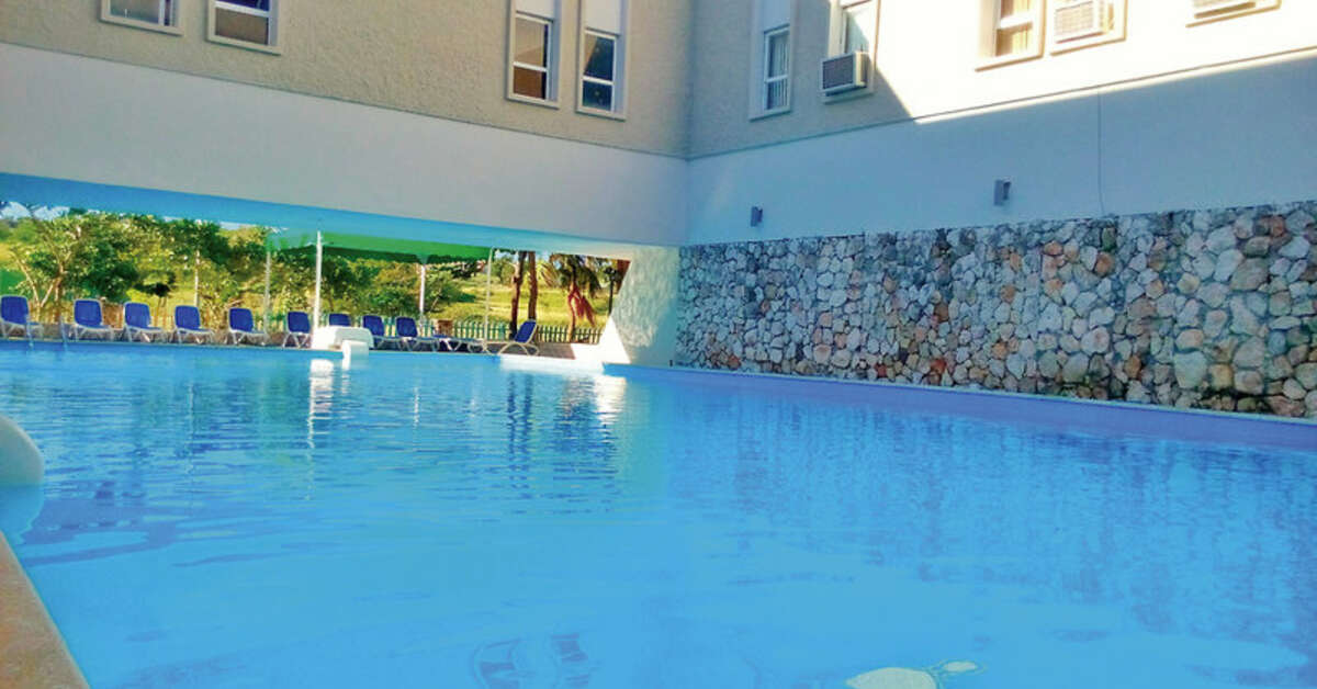 Ein Foto vom Pool im MarAzul Hotel