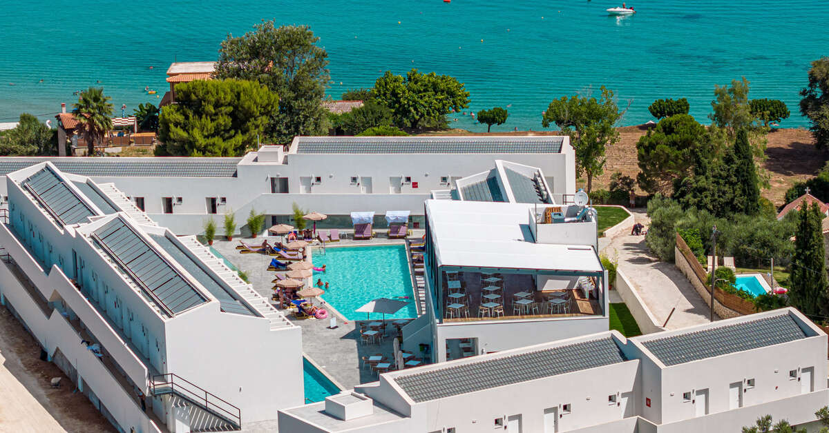 Ein Foto vom Pool im Mirage Bleu Hotel